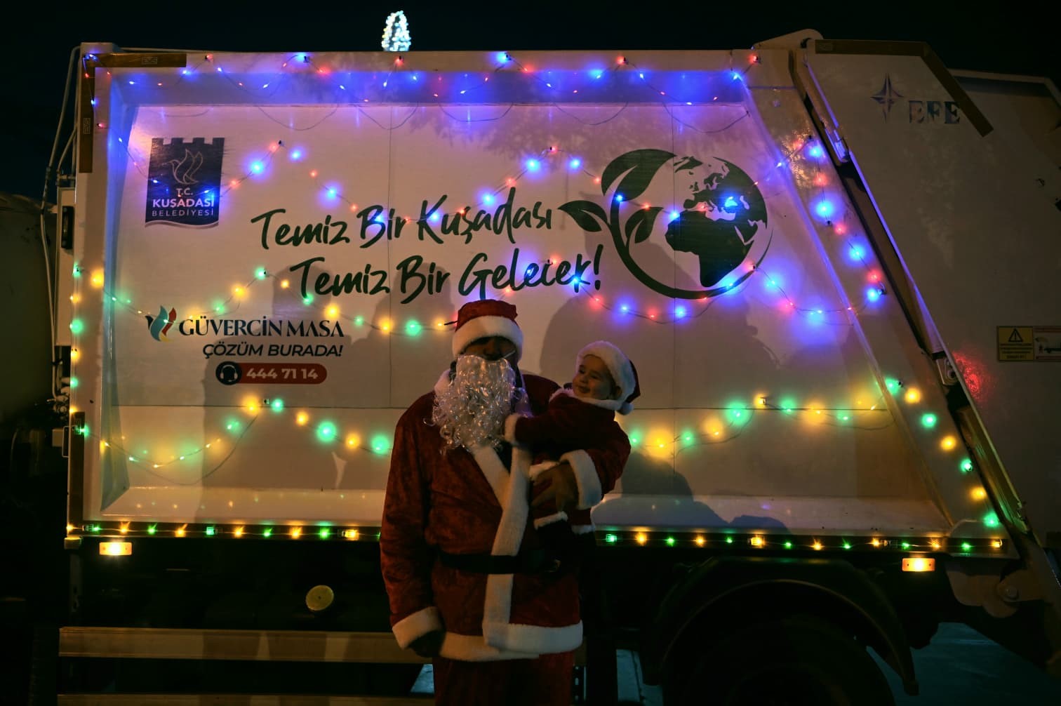 &Ccedil;&ouml;p kamyonlarını ışıklarla s&uuml;sleyen Kuşadası Belediyesi, yeni yılda &ccedil;evre temizliğine dikkat &ccedil;ekti
