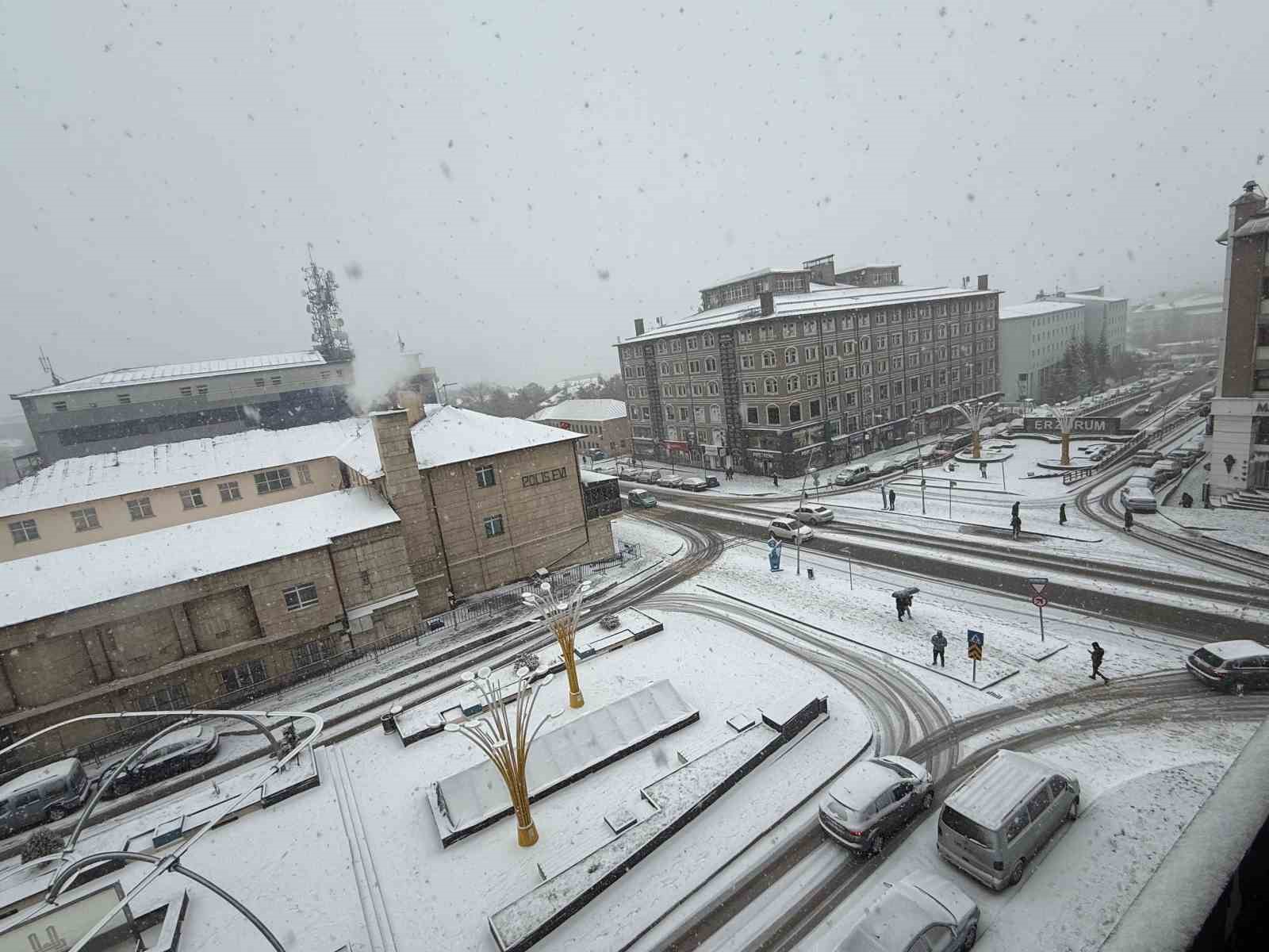 Erzurum’da kar yağışı etkili oluyor