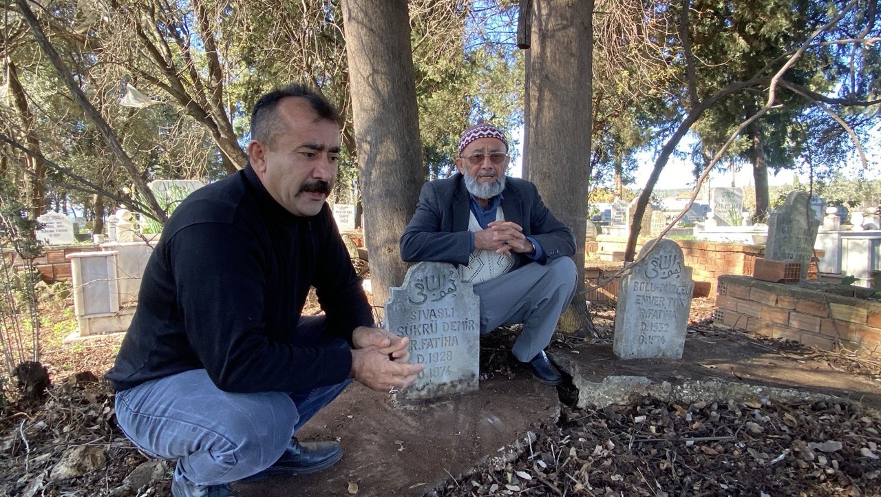 Antalya&rsquo;da 50 yıl &ouml;nce hayatını kaybeden iki tarım iş&ccedil;isinin mezarları sahiplerini bekliyor
