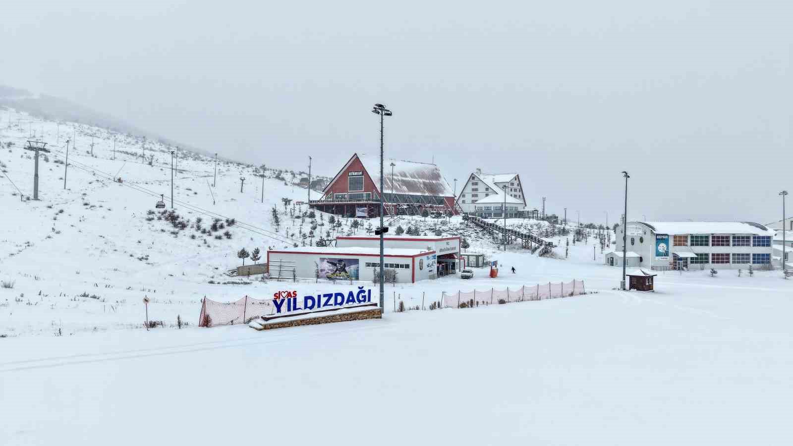 Sivas’ta bulunan Yıldız Dağı Kış Sporları ve Kayak Merkezi’nde kar kalınlığı 15 santimetreye ulaştı