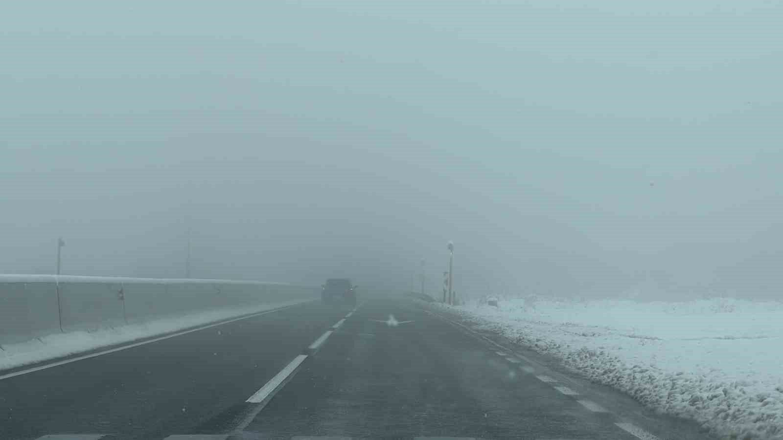 Bolu Dağı’nda kar ve sis etkili oluyor
