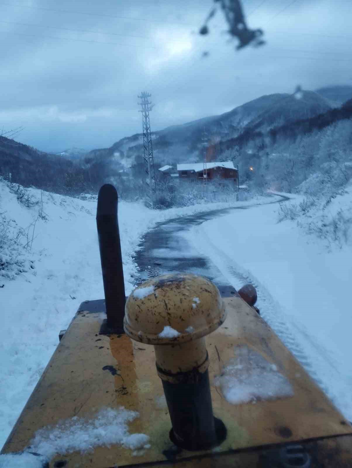 Zonguldak’ta çocuklar karda kayarak eğlendi
