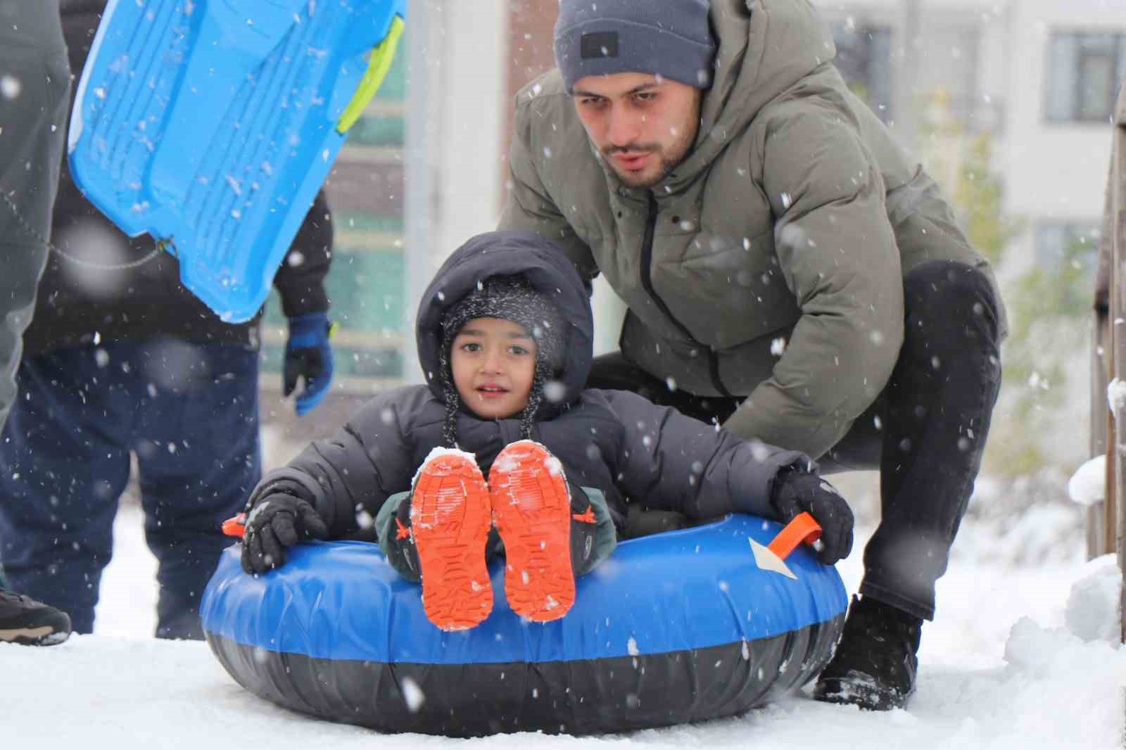 Bolu’da kar yağışının tadını çocuklar çıkardı: Parklar kayak pistine döndü