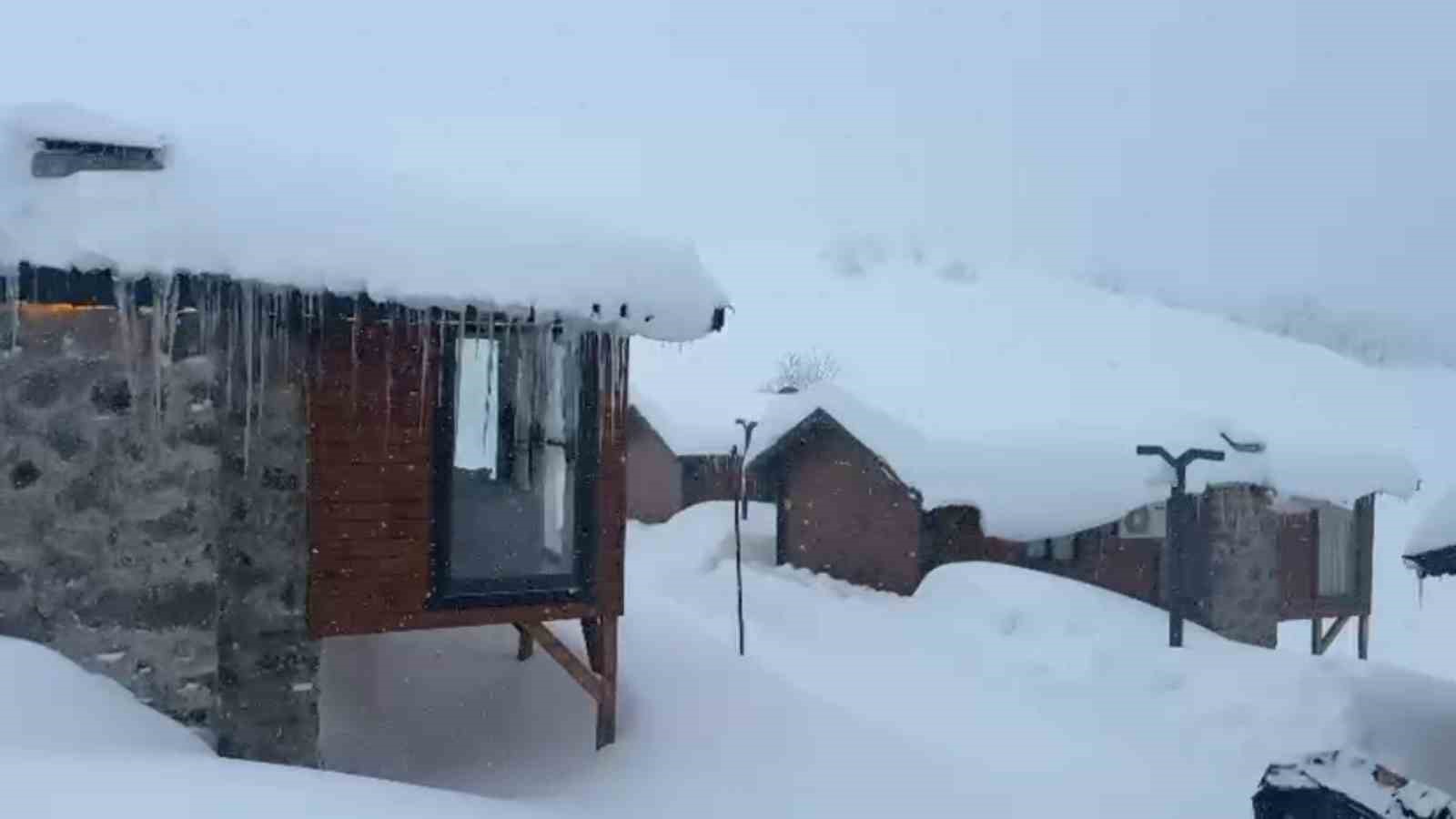 Rize’de yüksek tepeler beyaza büründü