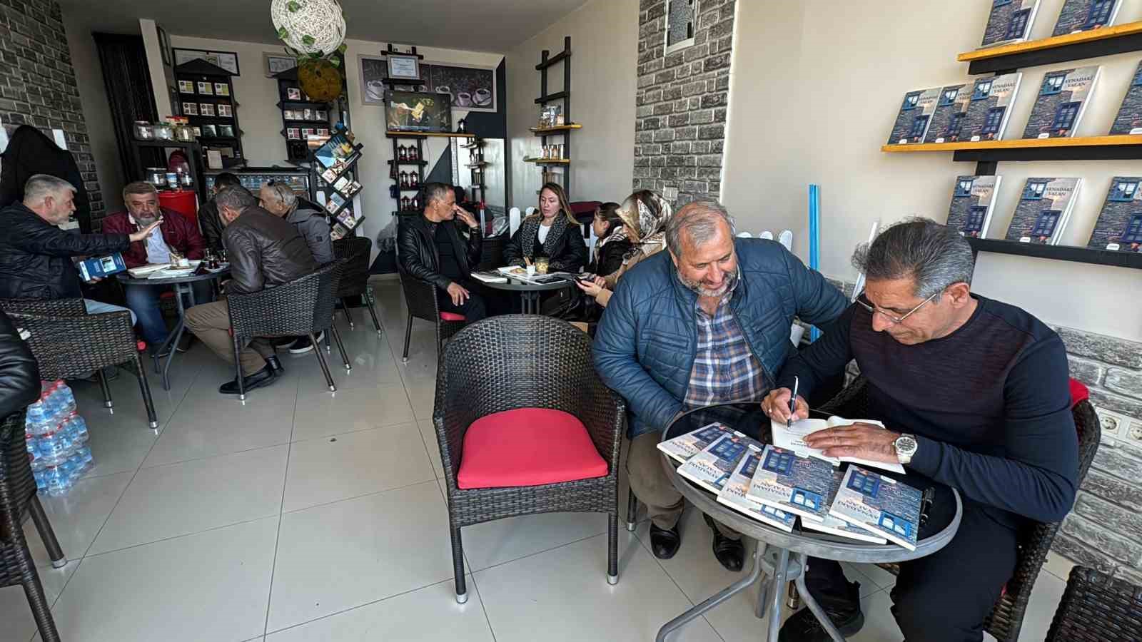 Bodrum&rsquo;da emekli polis memurundan şiir kitabı imza g&uuml;n&uuml;ne yoğun ilgi
