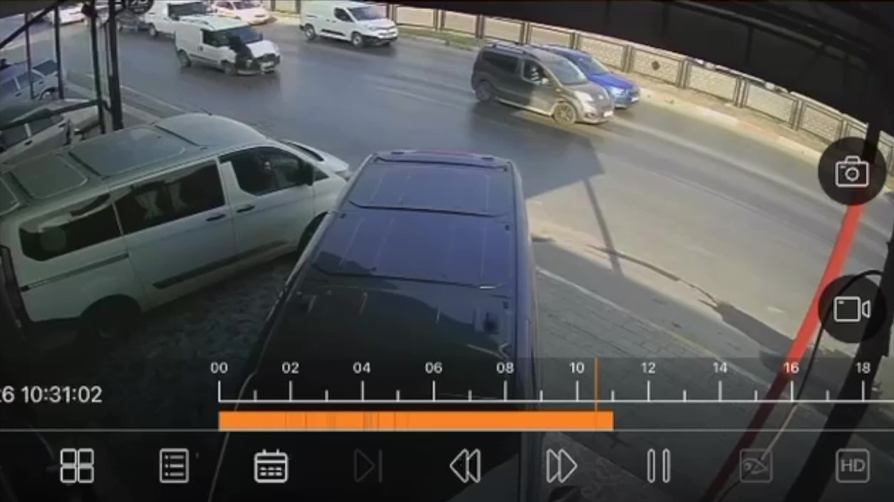 Hafif ticari ara&ccedil; yayaya &ccedil;arptı: O anlar kamerada
