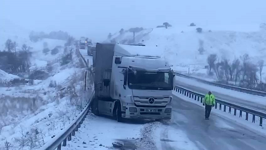 Aşkale tepebaşı mevkiinde kayan tırlar yolu kapattı
