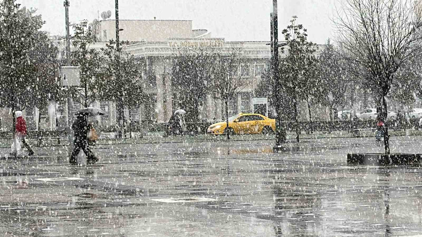 Kent merkezinde lapa lapa yağan kar havadan görüntülendi