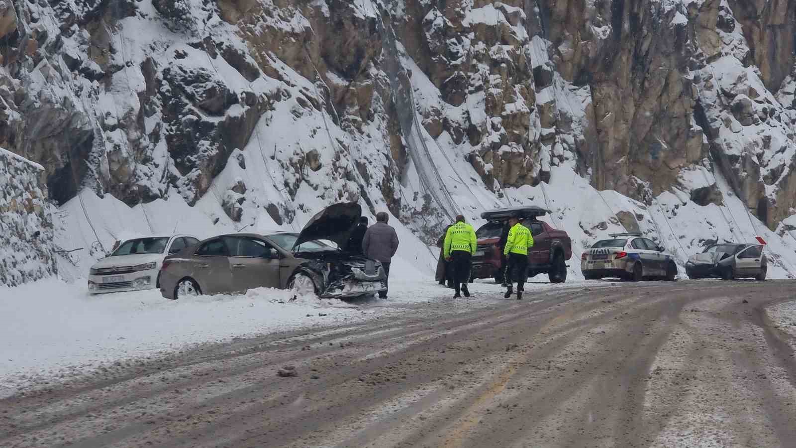 Domaniç-İnegöl karayolunda üç ayrı kaza: 5 araçta maddi hasar oluştu