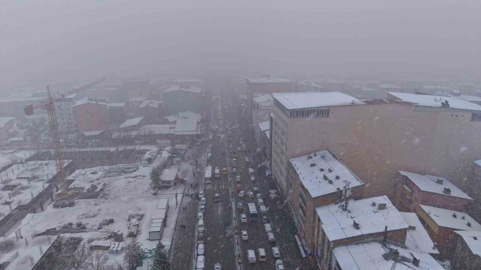 Muş’ta kar yağışı etkili oldu