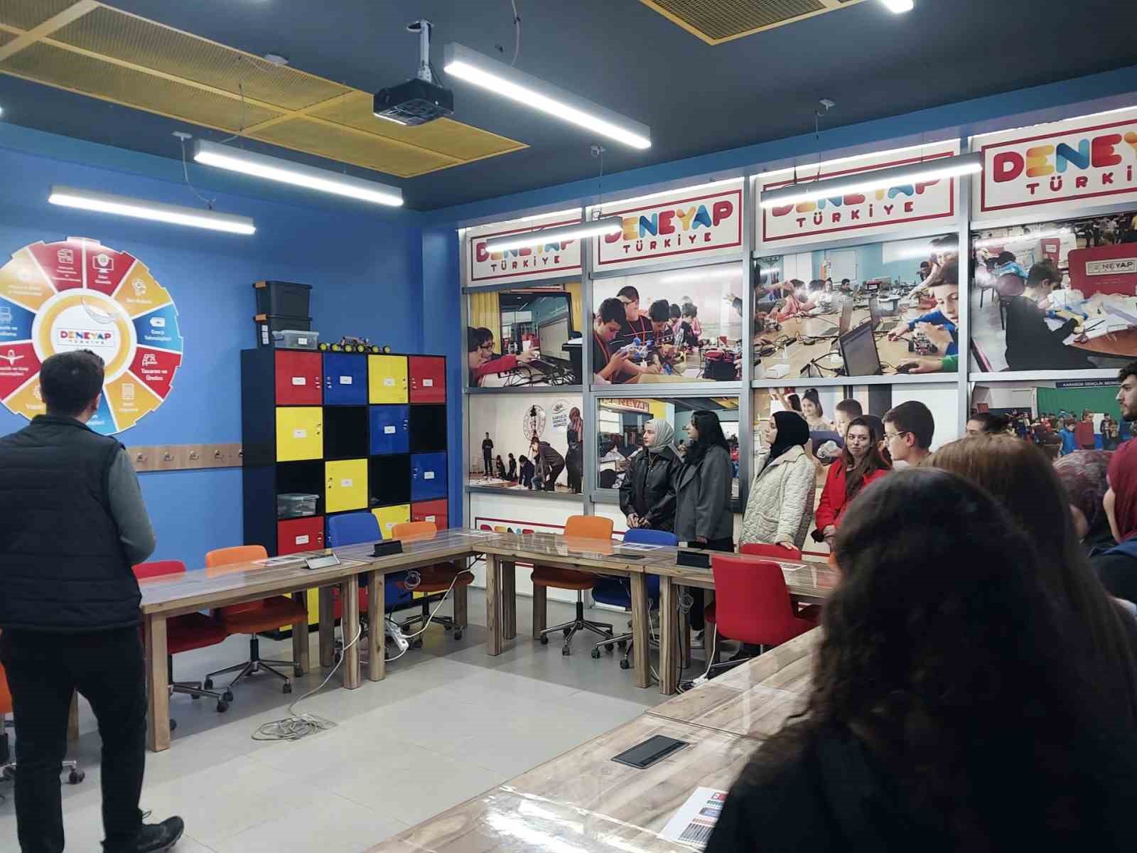 Bilişim Teknolojileri MYO &ouml;ğrencileri Gen&ccedil;lik Merkezi&rsquo;nde incelemelerde bulundu
