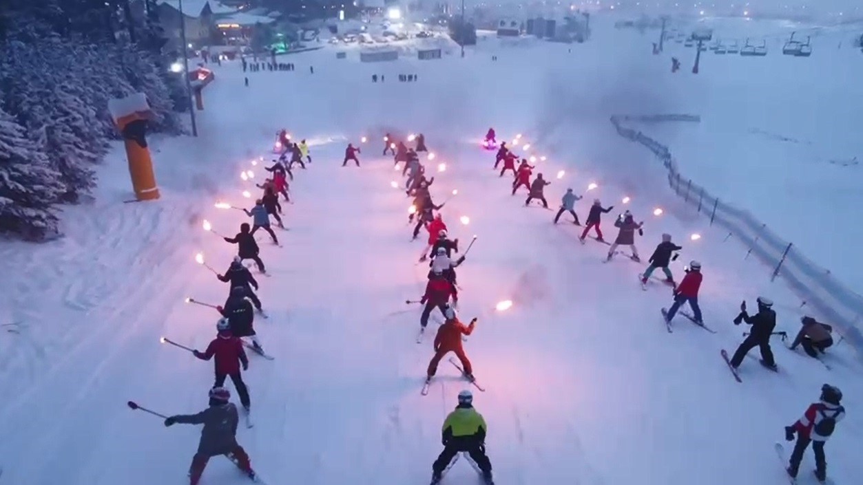 Sarıkamış&rsquo;tan Bursa&rsquo;ya vefa k&ouml;pr&uuml;s&uuml;: Gen&ccedil; kayak&ccedil;ılar, Bursa&rsquo;daki yangında &ouml;len kayak&ccedil;ıları andı
