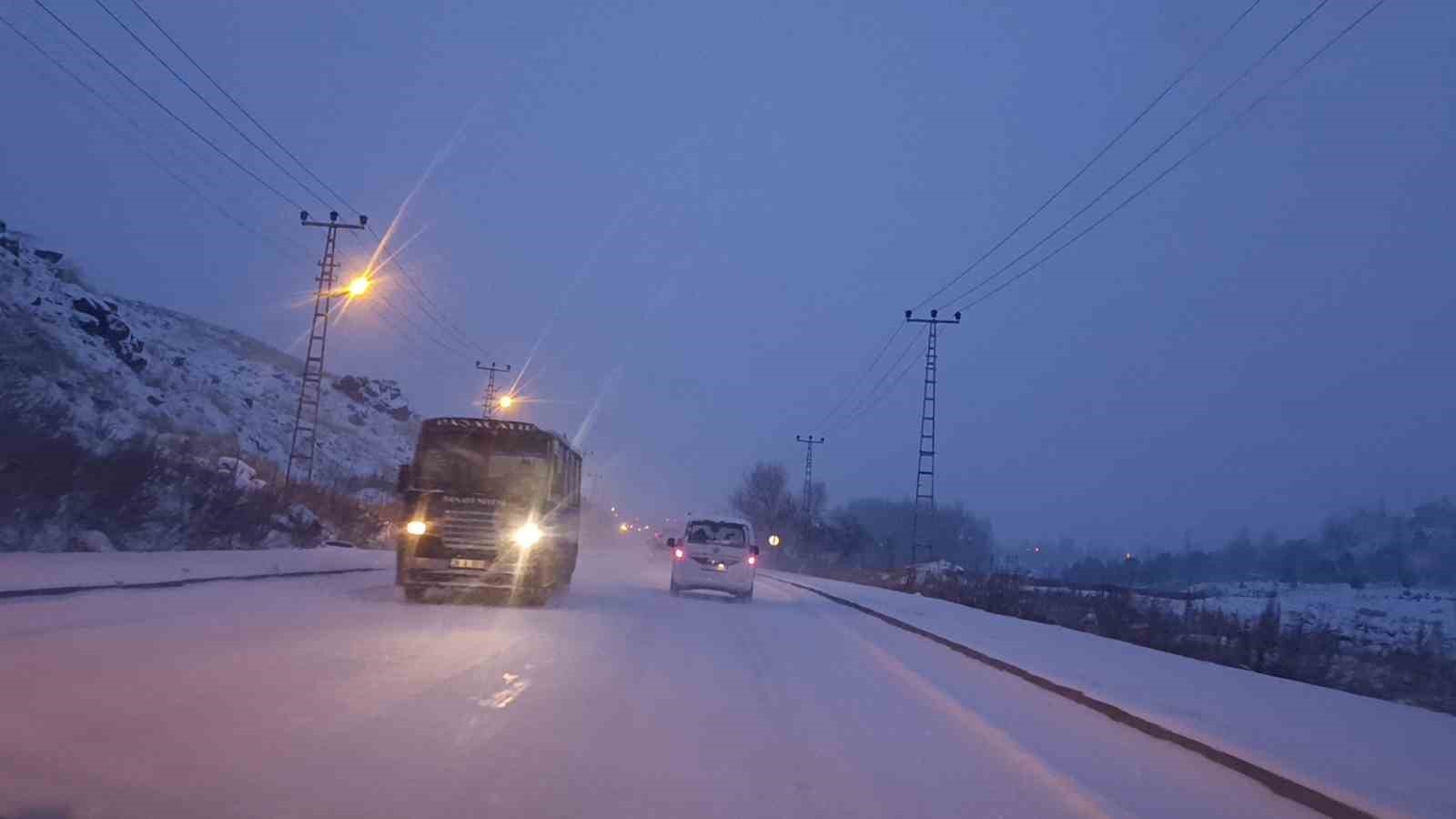 Kars&rsquo;ta 27 k&ouml;y yolu ulaşıma kapandı
