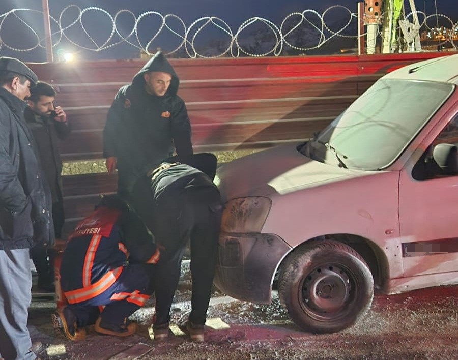 Van’da park halindeki kamyonette yangın