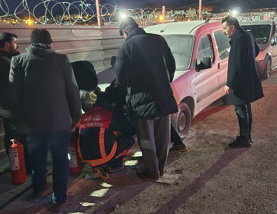 Van’da park halindeki kamyonette yangın