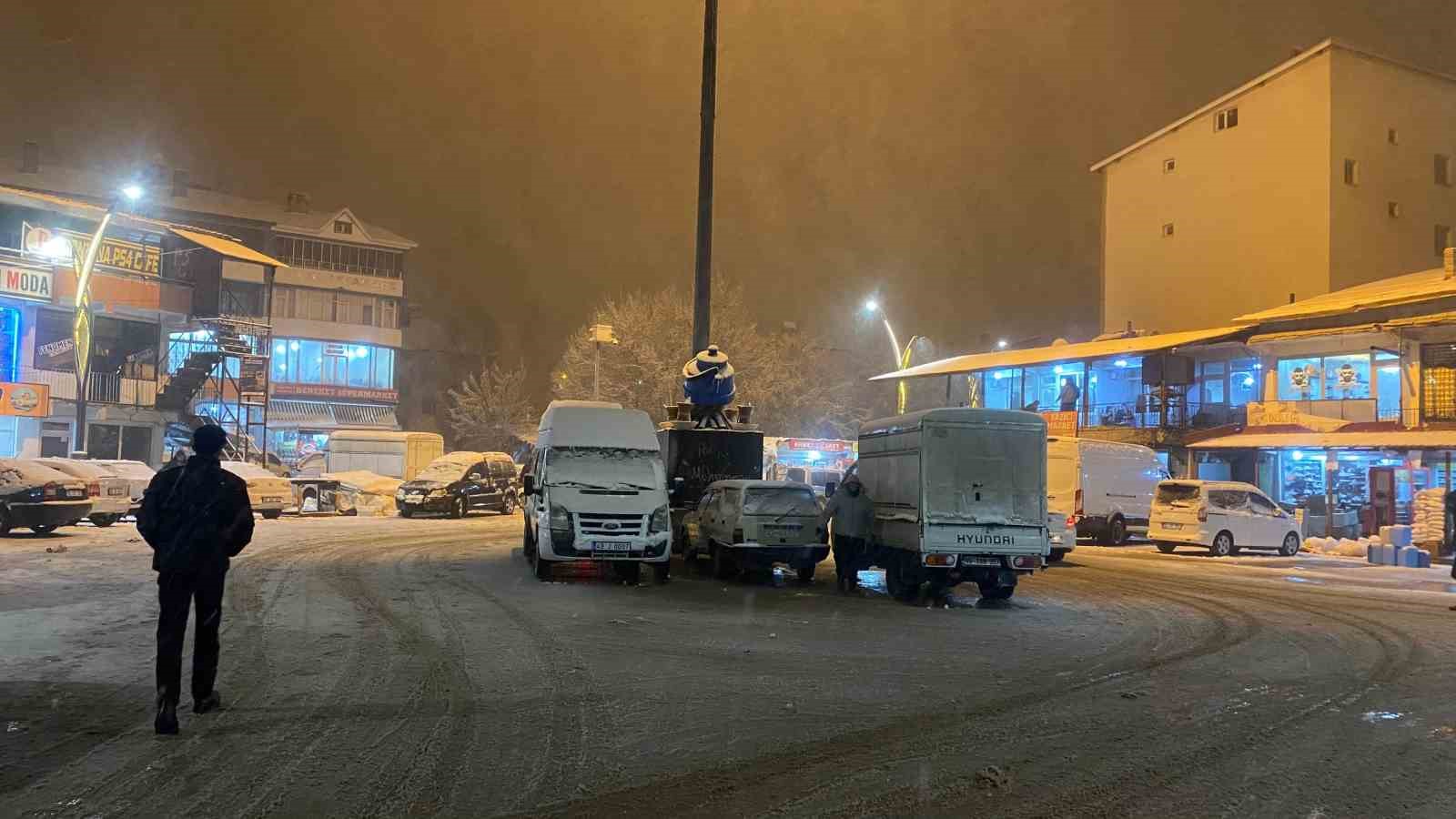 Hask&ouml;y&rsquo;e mevsimin ilk karı yağdı
