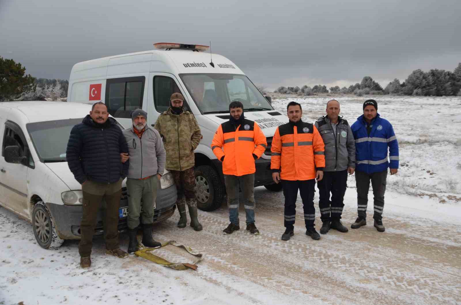 Demirci&rsquo;de kar nedeniyle yolda mahsur kalan 3 avcı kurtarıldı
