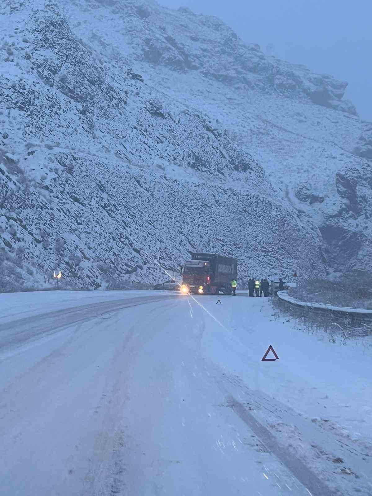 Erzurum-Erzincan karayolunda ağır tonajlı araçların geçişine izin verilmiyor