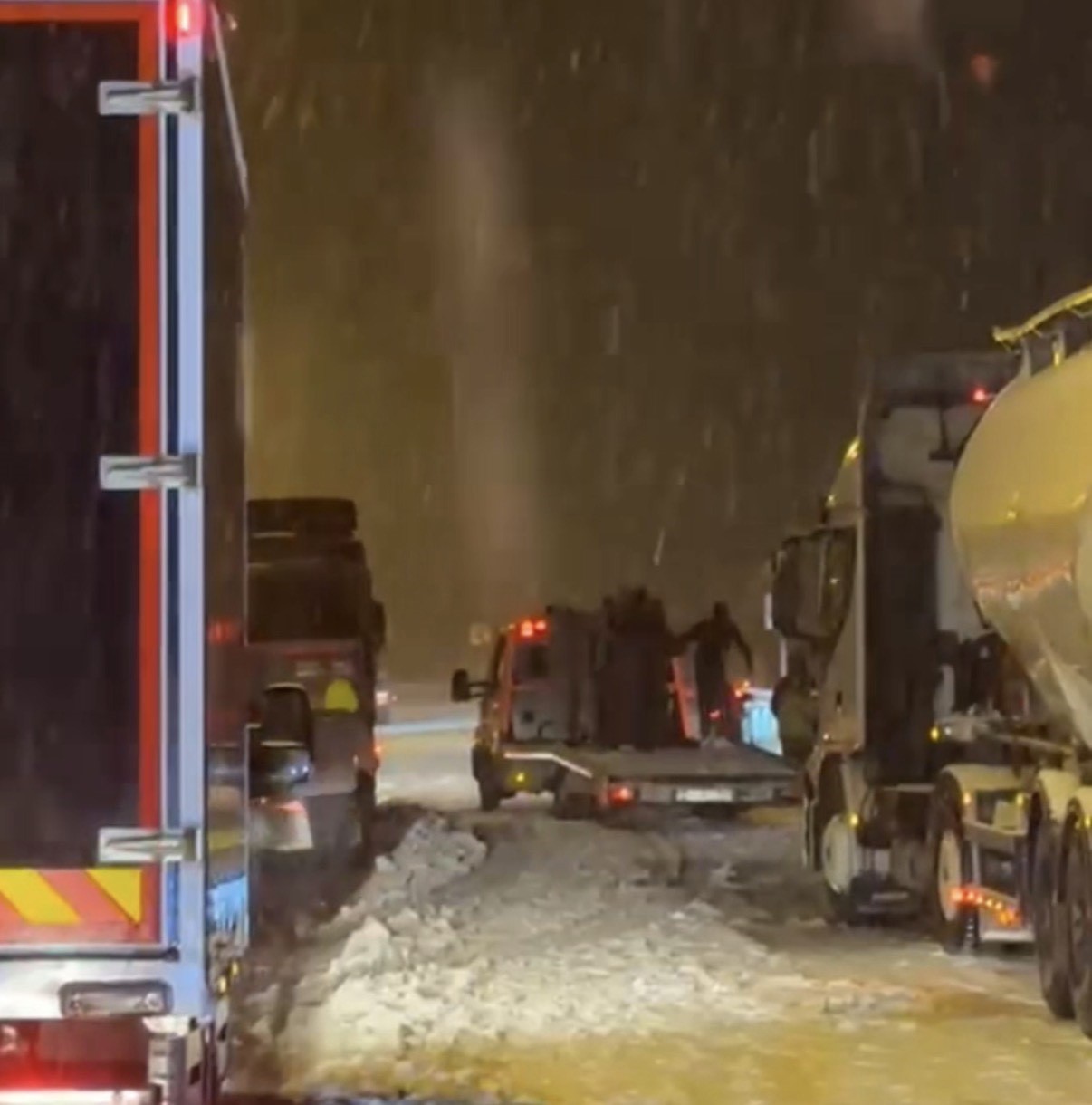 Düzce’de geçiş güzergahlarında tırlar makasladı, yollar kısmen kapandı