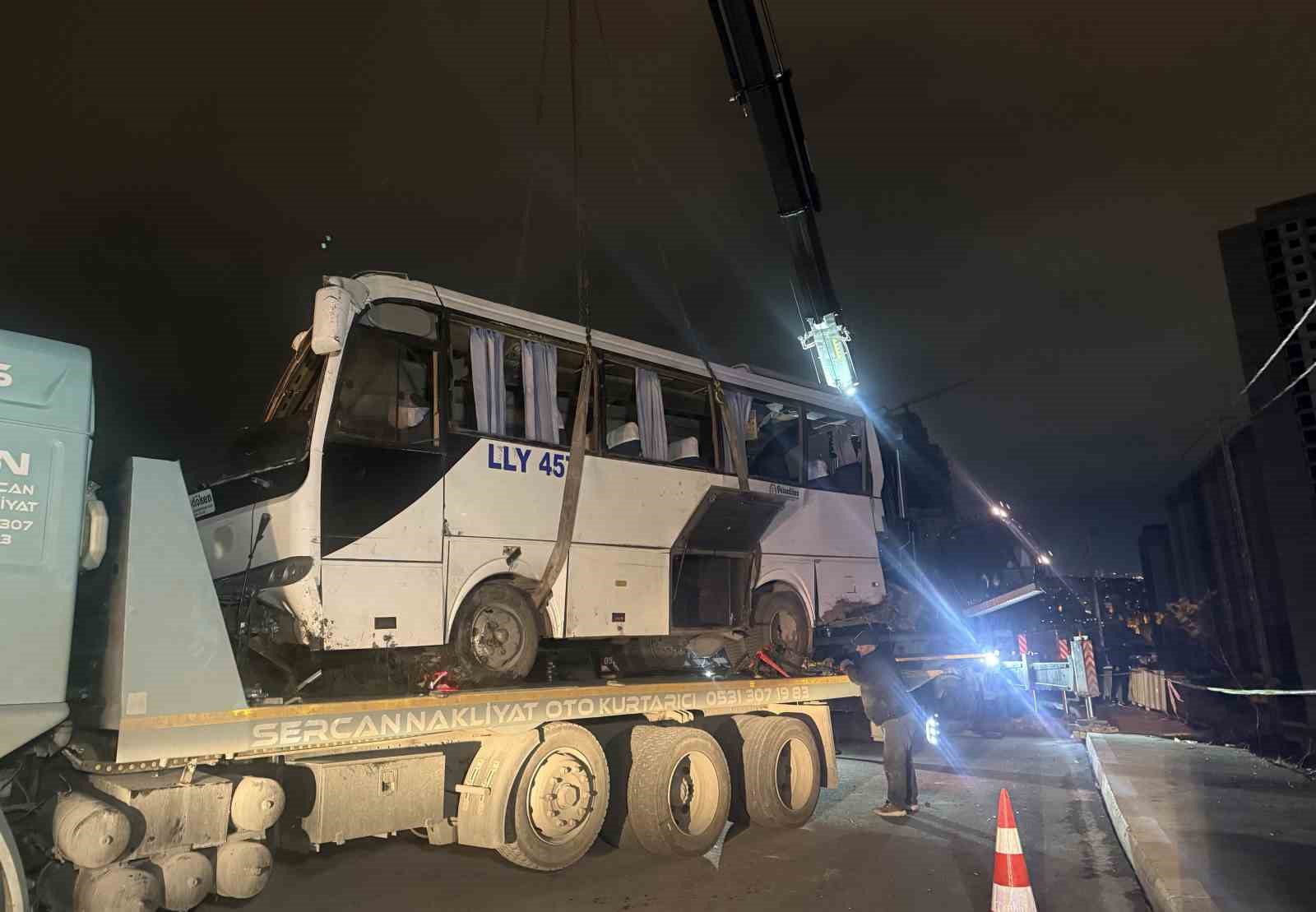 Esenyurt’ta 4 kişinin öldüğü kazaya karışan araç olay yerinden kaldırıldı