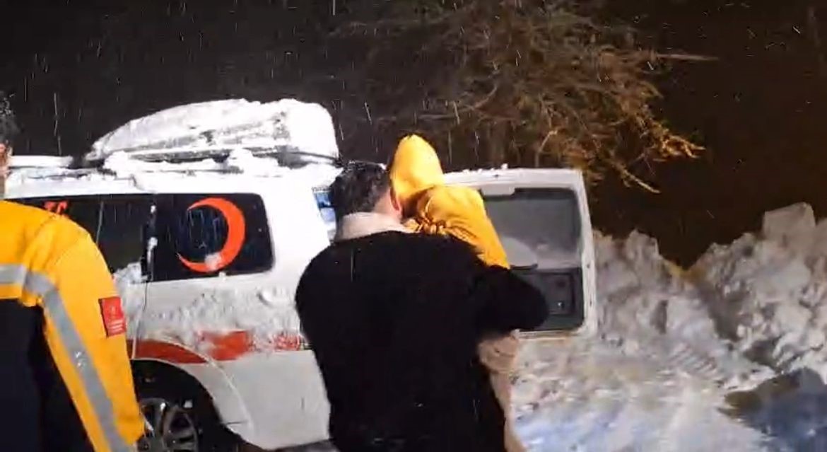 Kardan yolu kapanan k&ouml;yde rahatsızlanan &ccedil;ocuğun imdadına ekipler yetişti
