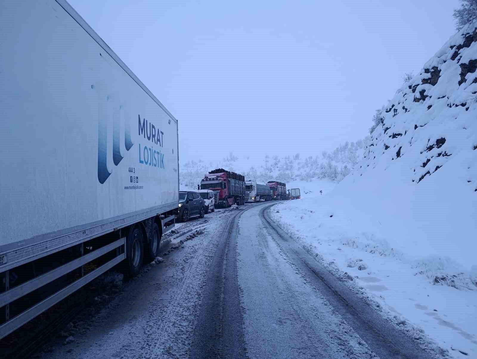 Şırnak-Hakkari yolu ulaşıma kapandı: Araçlar yolda mahsur kaldı