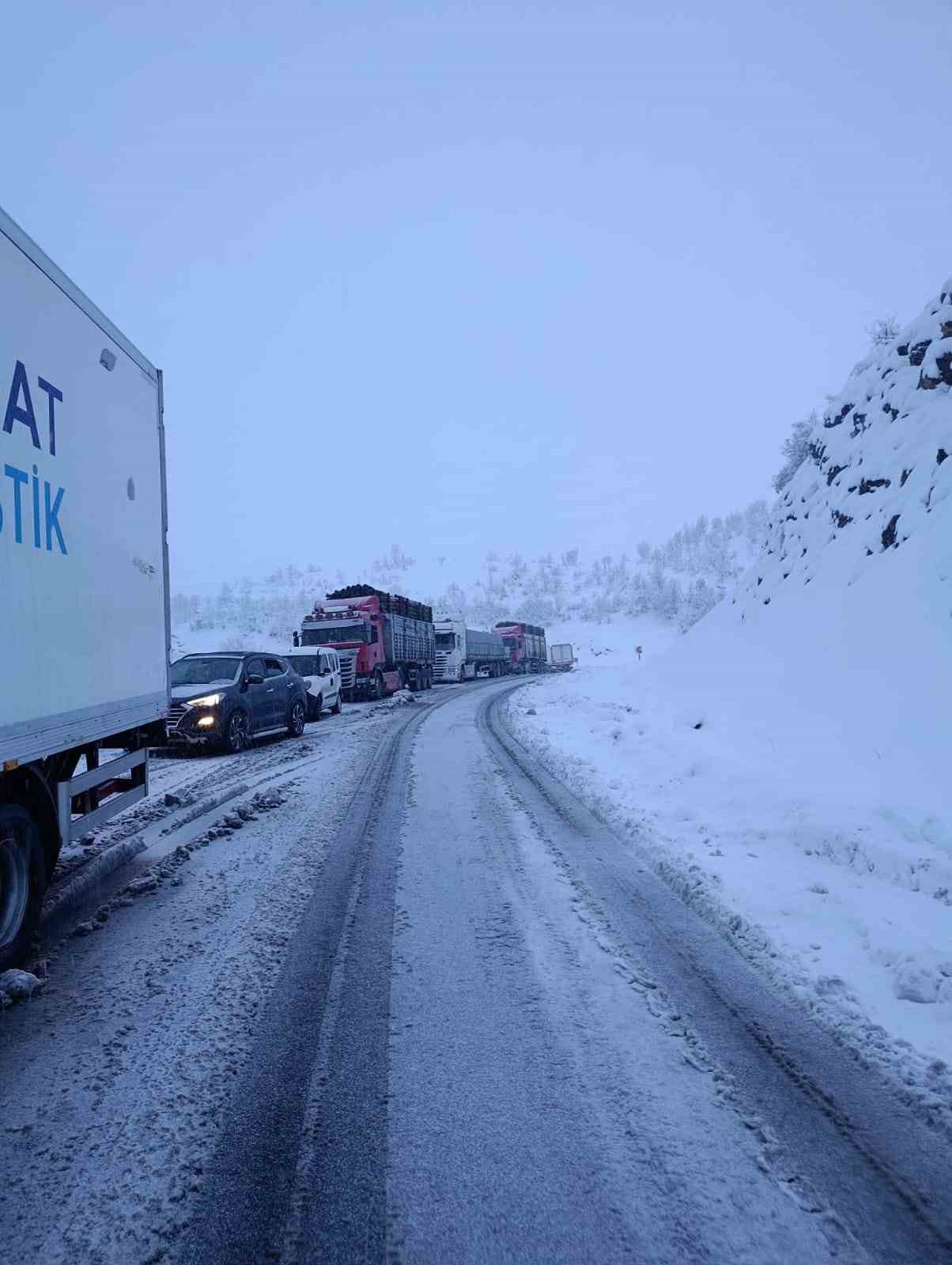 Şırnak-Hakkari yolu ulaşıma kapandı: Ara&ccedil;lar yolda mahsur kaldı
