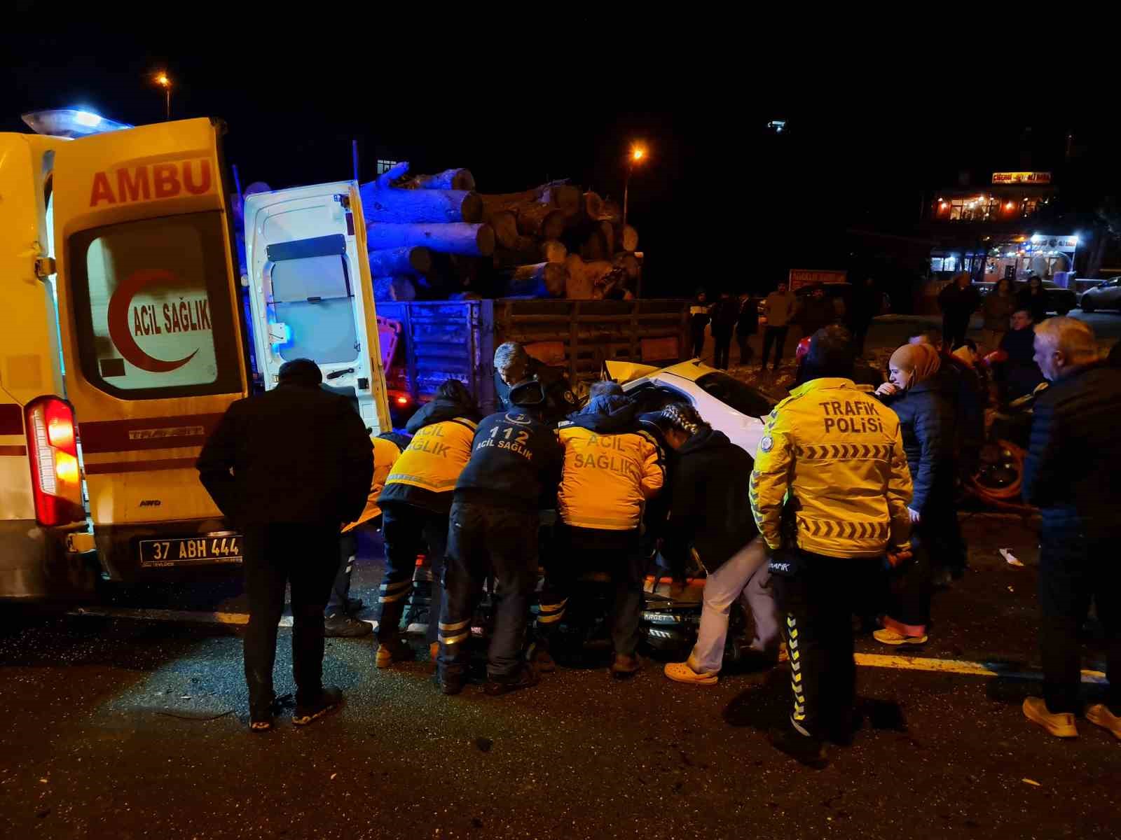 Otomobil tırın dorsesinin altında girdi: 1 kişi &ouml;ld&uuml;, 2 kişi ağır yaralandı
