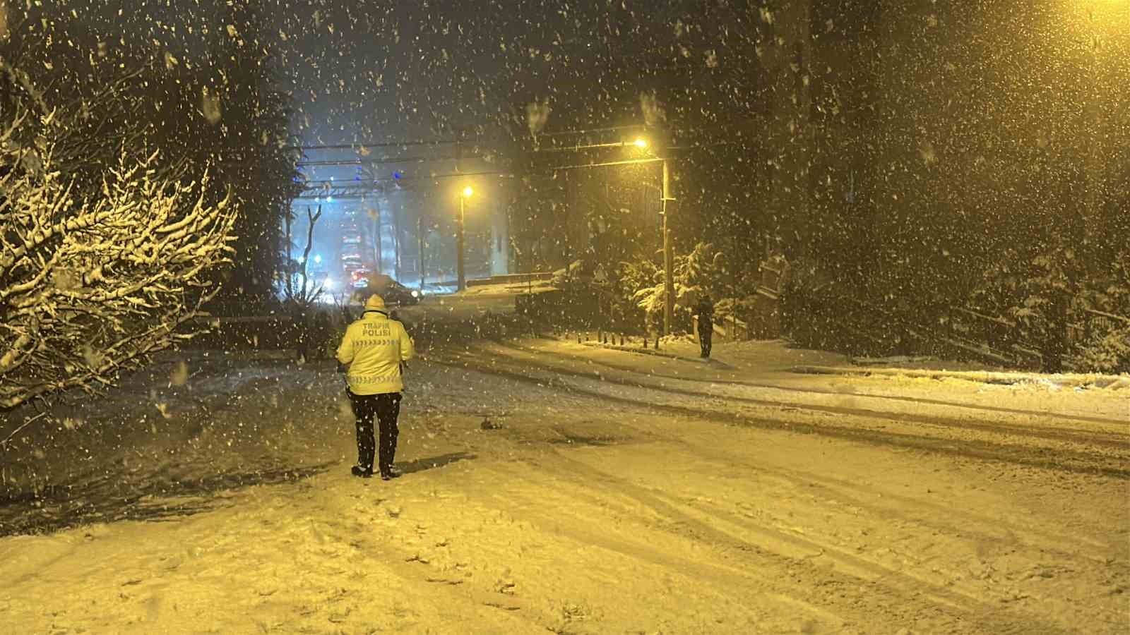 Kar yağışı s&uuml;r&uuml;c&uuml;lere &ccedil;ile, &ccedil;ocuklara eğlence oldu

