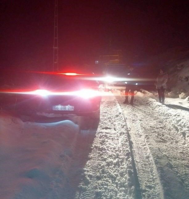 Bağ evine gitmek isterken mahsur kalan 2 şahsın yardımına polis yetişti
