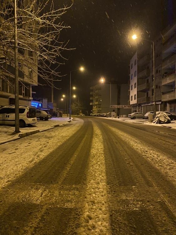 Mardin&rsquo;de mevsimin ilk karı yağdı
