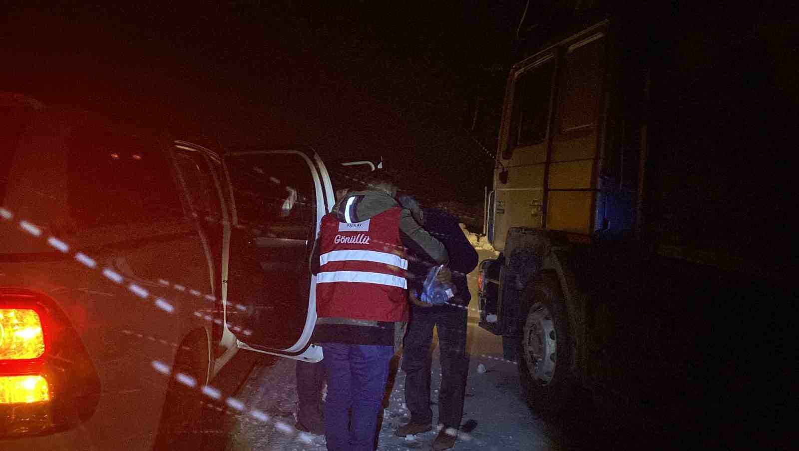 Kar ve tipi nedeniyle Tend&uuml;rek&rsquo;te yolda kalanlara Kızılay yardım ulaştırdı
