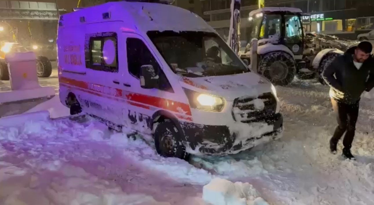 Y&uuml;ksekova&rsquo;da kara saplanan ambulansın imdadına karla m&uuml;cadele ekipleri yetişti

