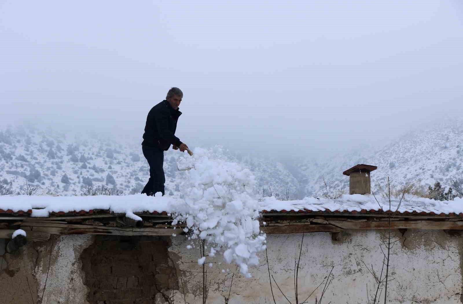 Toprak damlı evlerde yaşayan vatandaşlar baca k&uuml;reme işine koyuldu

