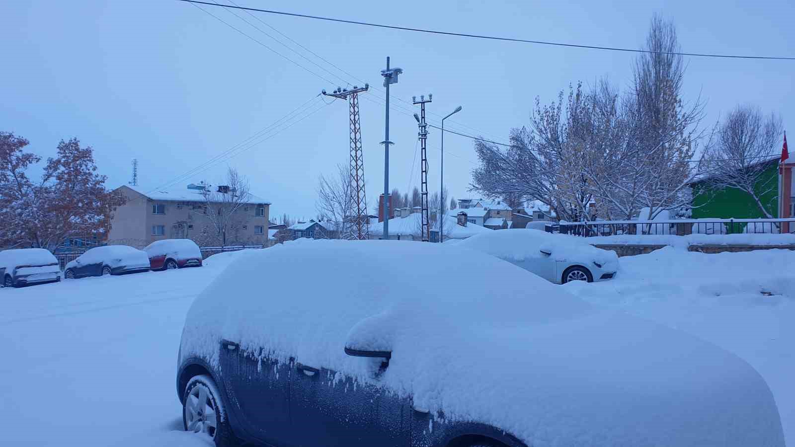 Başkale’de araçlar kara gömüldü: 4 yerleşim yerinin yolu ulaşıma kapandı