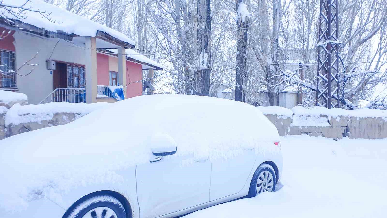 Başkale&rsquo;de ara&ccedil;lar kara g&ouml;m&uuml;ld&uuml;: 4 yerleşim yerinin yolu ulaşıma kapandı
