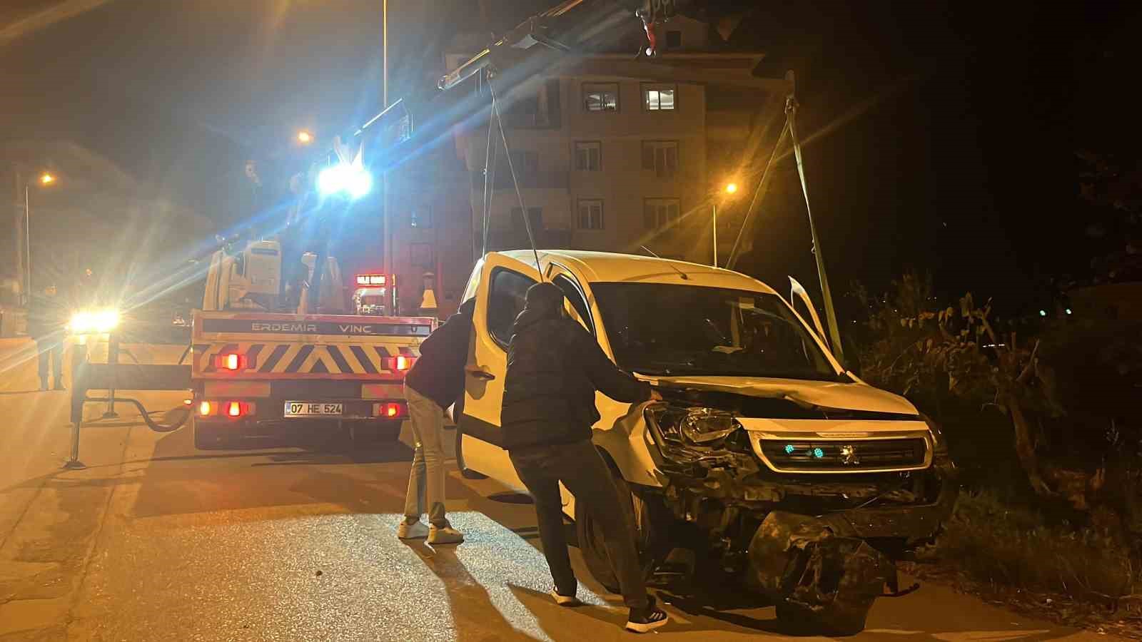 Alanya&rsquo;da kamyonet şarampole yuvarlandı: 1 yaralı
