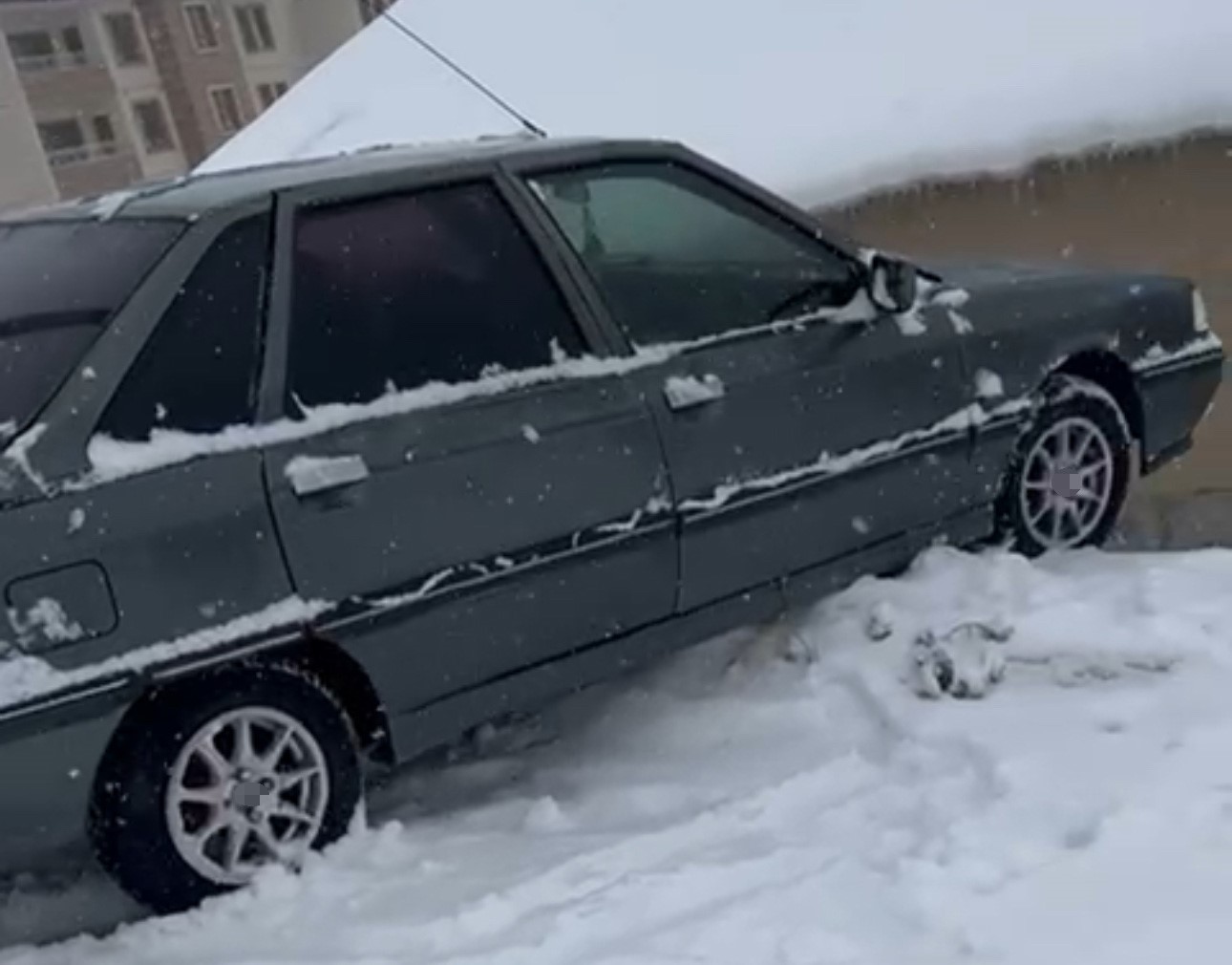 Y&uuml;ksekova&rsquo;da kar yağışı ve buzlanma kazaları beraberinde getirdi
