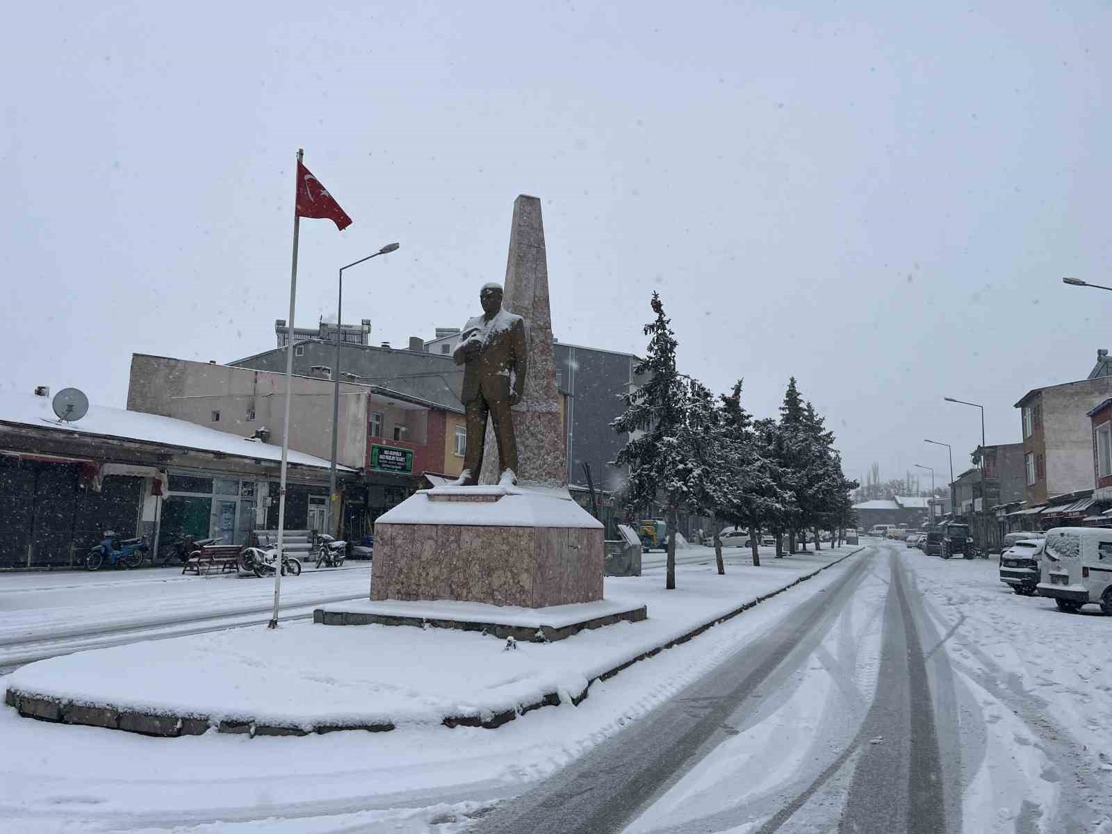 Kars beyaz gelinliğini giydi: Meteoroloji uyarmıştı, kar şehre indi
