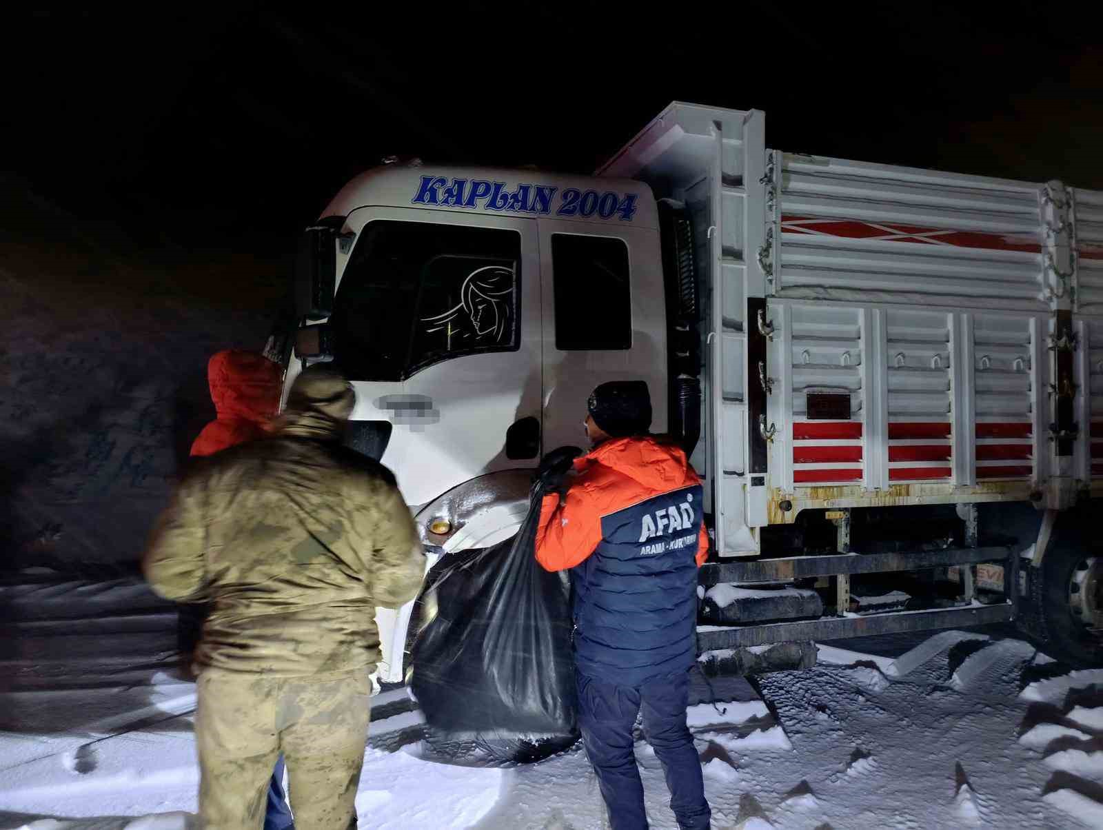 Tendürek’te tipi nedeniyle onlarca araç yolda kaldı
