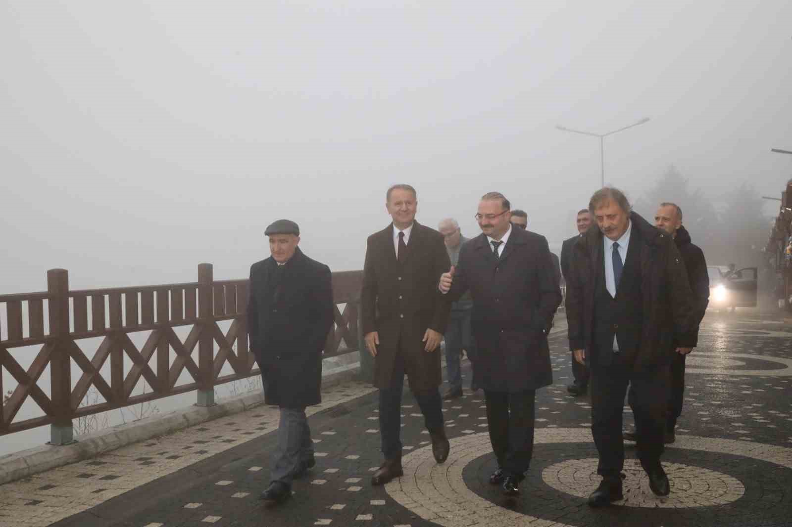 Rekt&ouml;r Hacım&uuml;ft&uuml;oğlu, &Uuml;AK y&ouml;netim kurulu toplantısına katıldı
