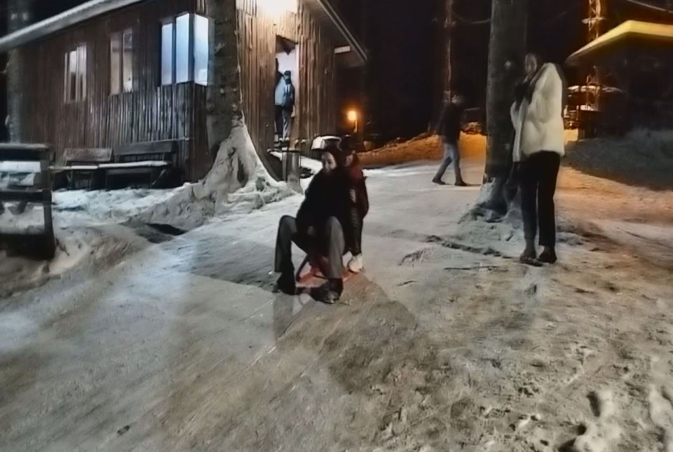 Nebiyan Dağı beyaza büründü, çocuklar gibi eğlendiler