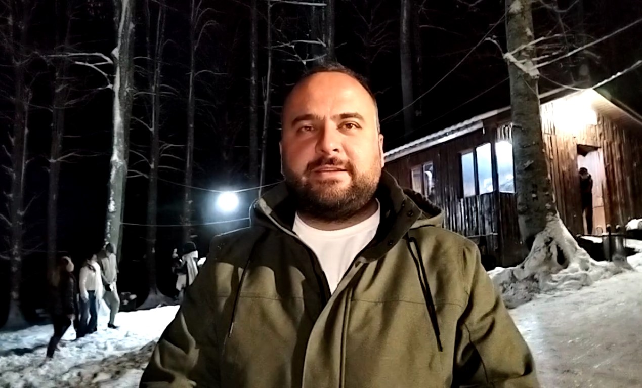 Nebiyan Dağı beyaza b&uuml;r&uuml;nd&uuml;, &ccedil;ocuklar gibi eğlendiler
