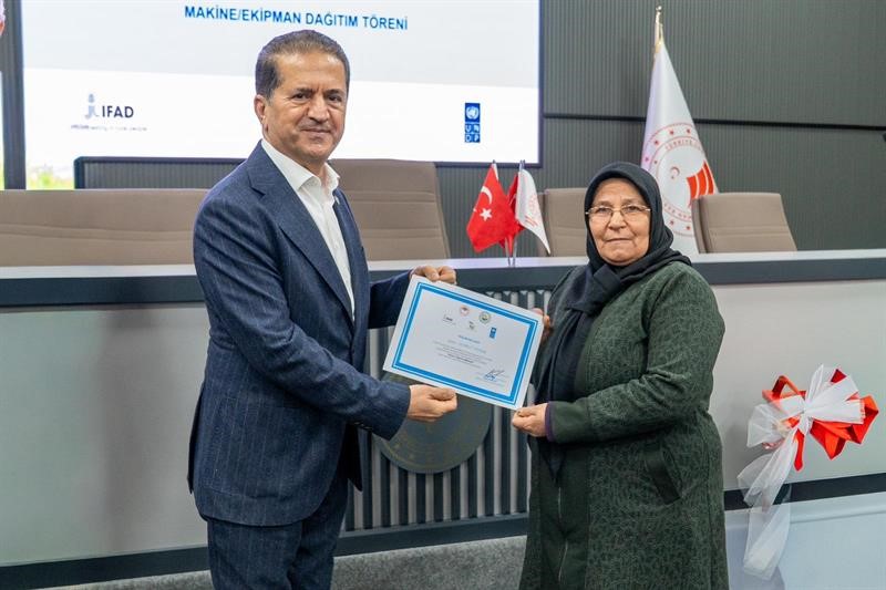 Adana&rsquo;da 16&rsquo;sı kadın 32 &ccedil;ift&ccedil;iye makine desteği
