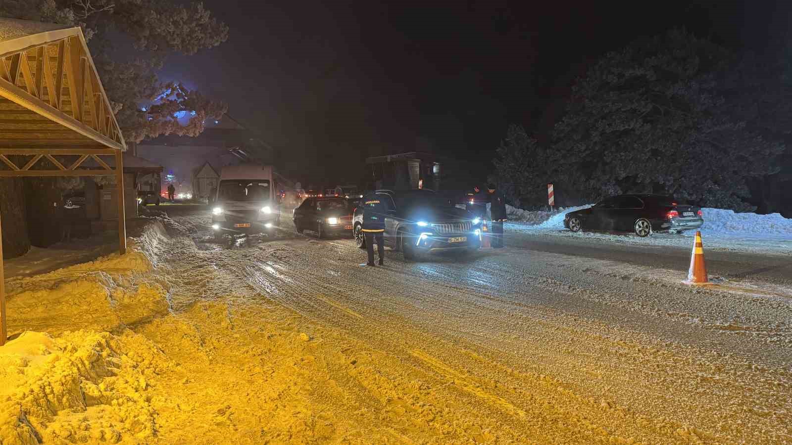Beyaza b&uuml;r&uuml;nen Uludağ&rsquo;da jandarmadan sıkı denetim
