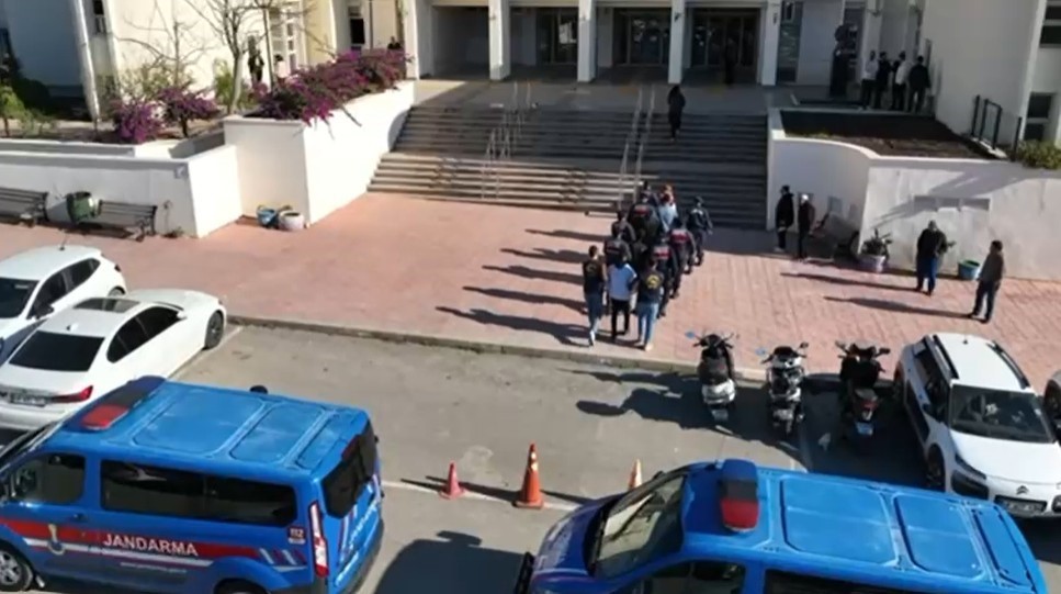 Bakan Yerlikaya: "Devam eden operasyonlarımızda 156 g&ouml;&ccedil;men ka&ccedil;ak&ccedil;ılığı organizat&ouml;r&uuml;n&uuml; yakaladık"
