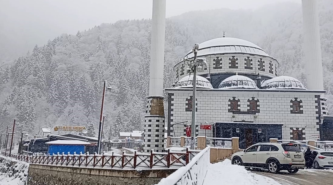 Uzung&ouml;l beyaz gelinliğini giydi, kar kalınlığı 15 santimetreye ulaştı
