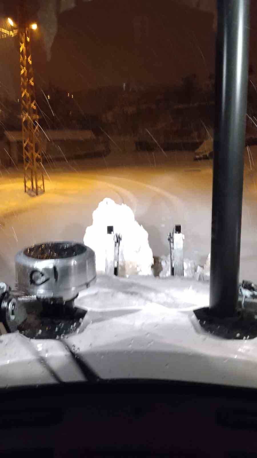 Hakkari&rsquo;de karda mahsur kalan sporcular ve sağlık&ccedil;ılar kurtarıldı
