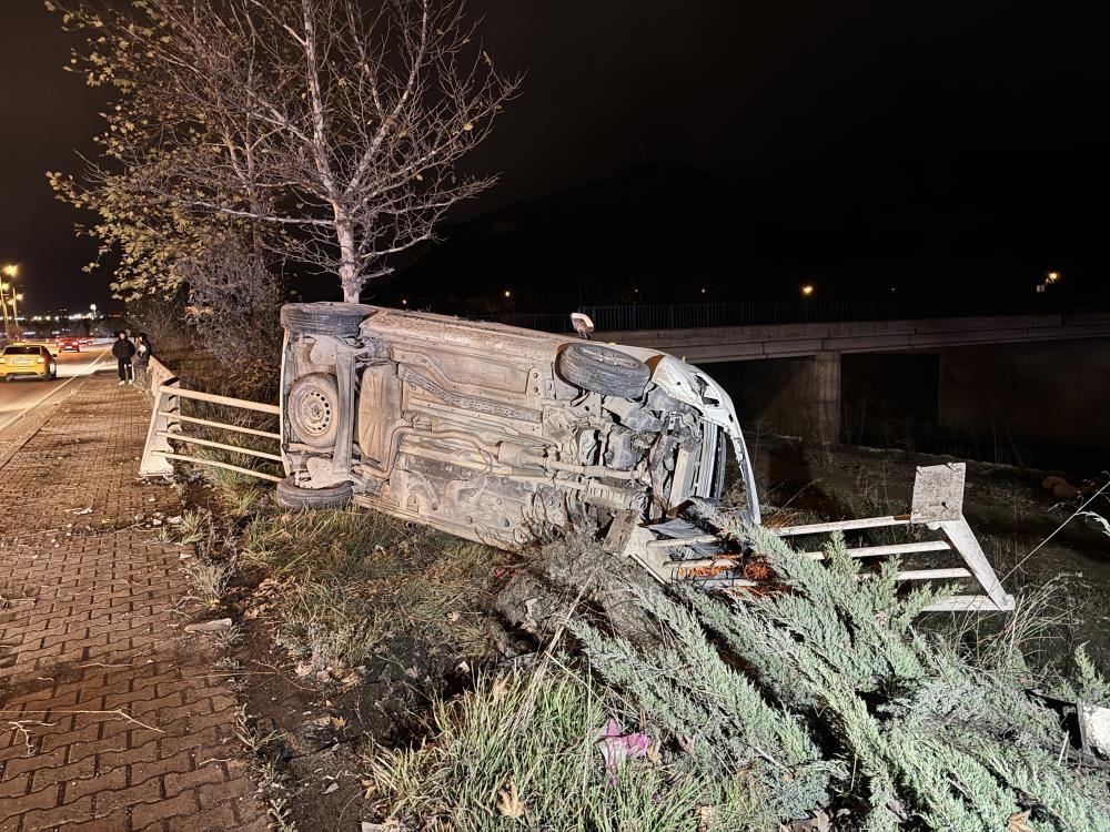 Makas atan otomobil kazaya neden oldu
