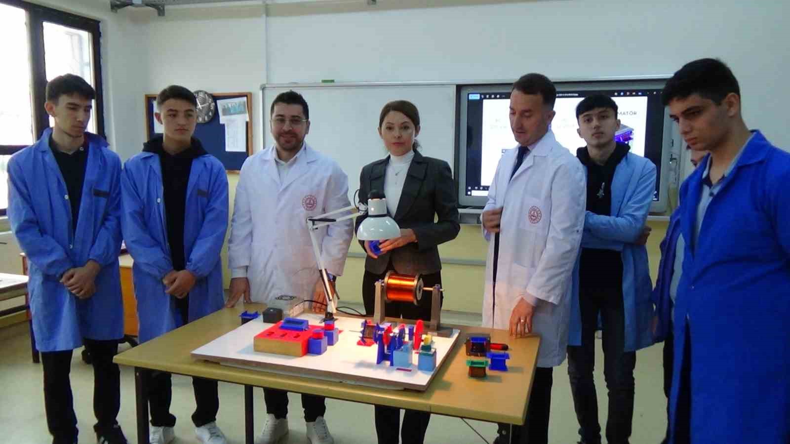 &Ouml;ğrenciler depodaki atıl malzemelerden trafo sarma makinesi yaptı
